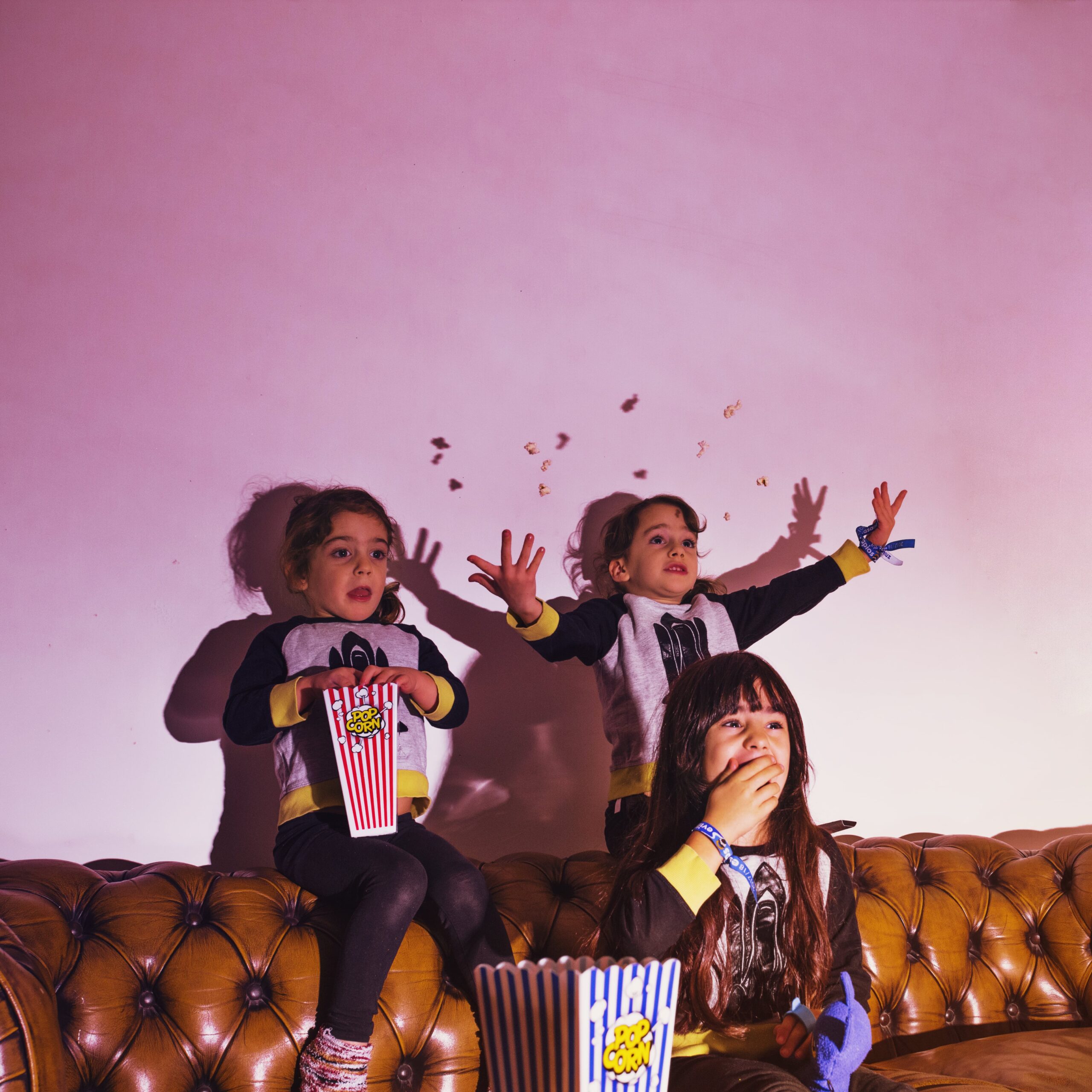 little-kids-excited-with-tv-show-min